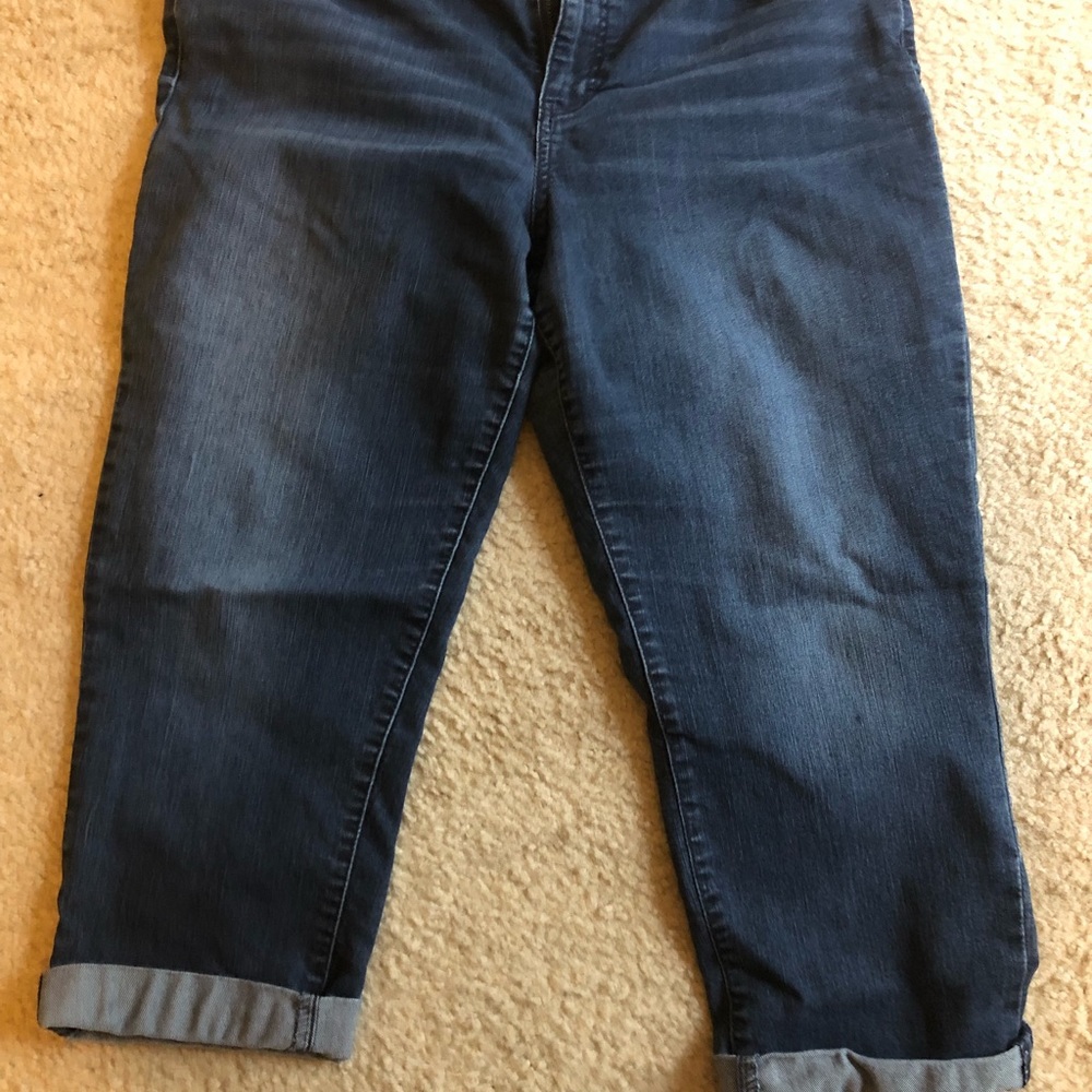 Stretchy capris style Jean